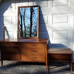 Saga Broyhill Premier Dresser Night Stand & Matching Mirror Set Of (3)