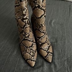 Lola’s Shoetique Booties Sz9