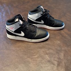 Jordan 1 Mid White Black Light Arctic Pink 