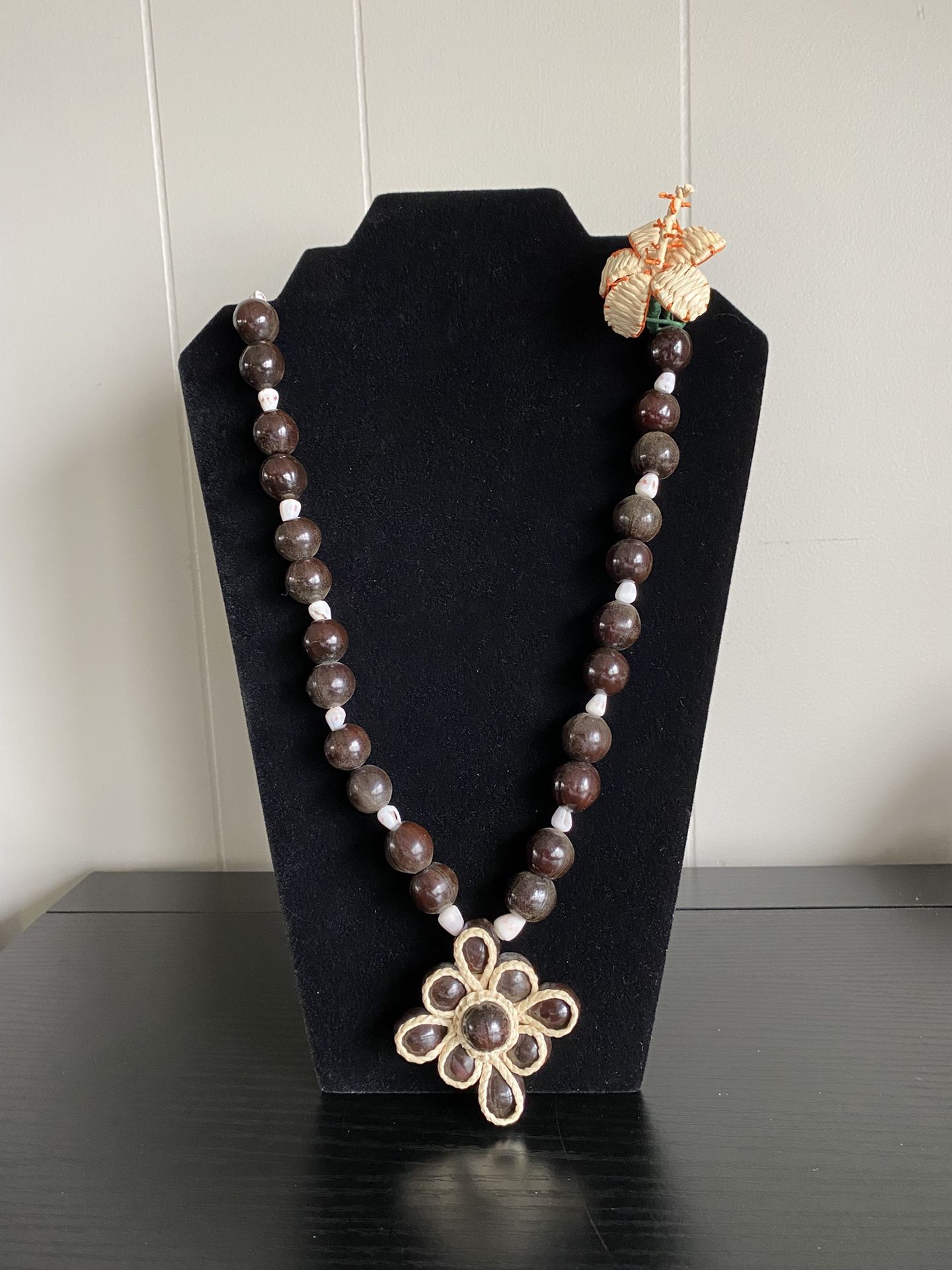 Beautiful vintage Handmade Hawaiian Cowrie Shell Lei Necklace with pendant, 37”long