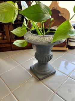 Table top urn metals