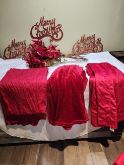 2 throws,table cloth size 96x46.throws are lg.
