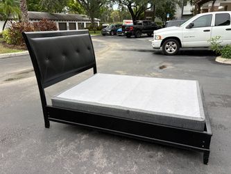 BED FRAME QUEEN SIZE MADE IN WOOD AND FAUX LEATHER BLACK COLOR IN EXCELLENT CONDITION