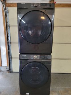 2023 Samsung Stackable Washer And dryer (delivery available)