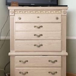 WOOD CHEST WHITE WASH COLOR EXCELLENT CONDITION
