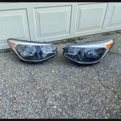 Left Kia Soul headlight