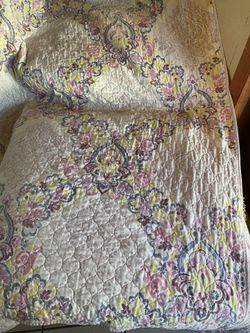 King Size Lt.weight Reversible Quilt White soft shades of pink, yellow  plum reverse is pink