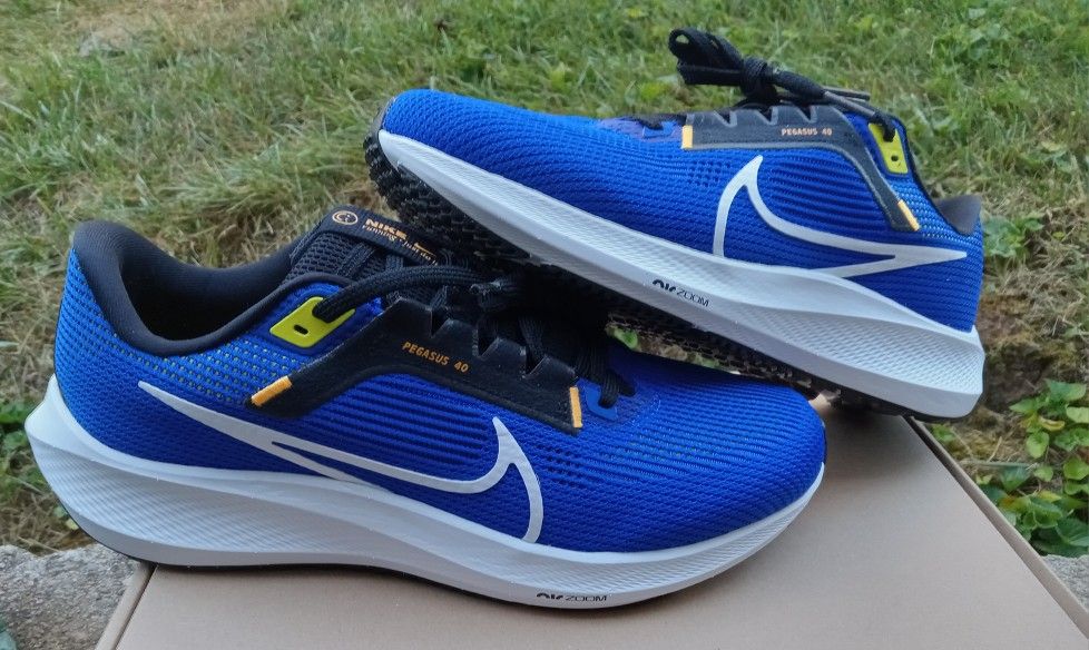 100% AUTHENTIC Men's Nike Air Zoom PEGASUS 40 Racer Blue Black-Sundial Running size 9.5 NEW IN BOX $80