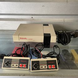 Vintage Nintendo NES Video Game Console (Read description)