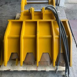 Hydraulic Thumb for Excavator John Deere 350G or Similar Machines. 
