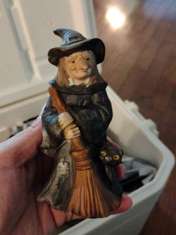 Witch Halloween decor.