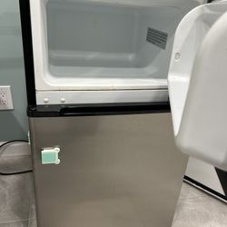Midea Mini Fridge with freezer 