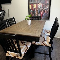 Kitchen table with six chairs in perfect Condition (solid)