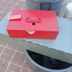 Vintage snap on small toolbox