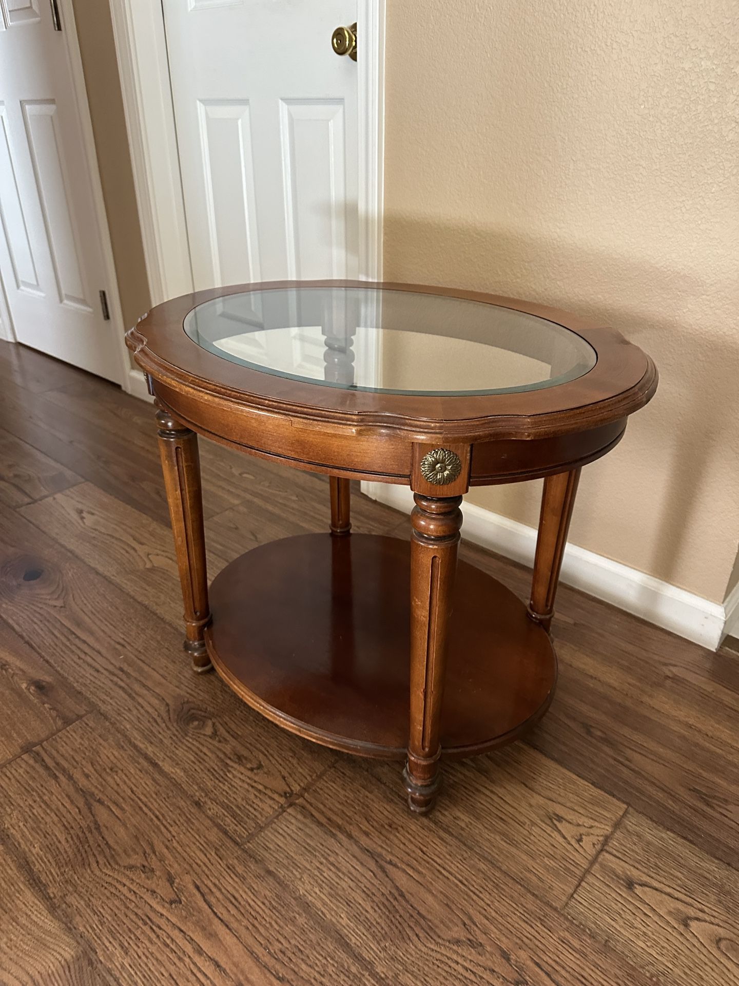 Vintage Wood Round Accent Oval Table 22” x 27” x 22”