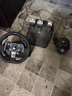 Logitech G923 Racing Wheel with Pedals and Shifter