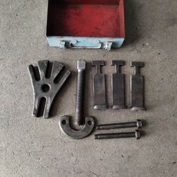 Plomb Tools Universal Wheel Hub Axle Pulley Puller Set 