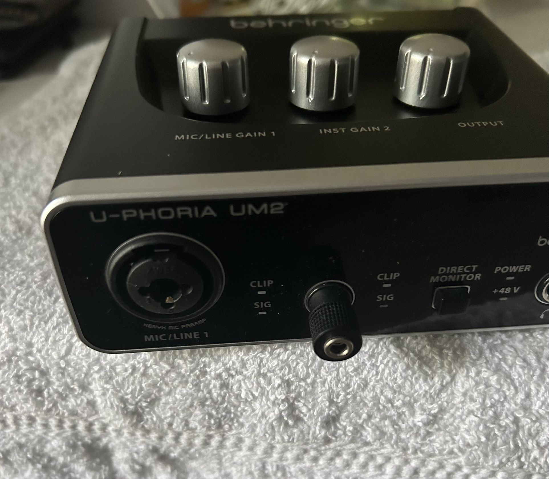Behringer U-phoria Um2 Audio Interface