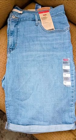 NWT Levi's Bermuda Shorts