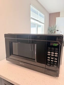 Seasons Black 0.7 Cu. Ft. Microwave Oven