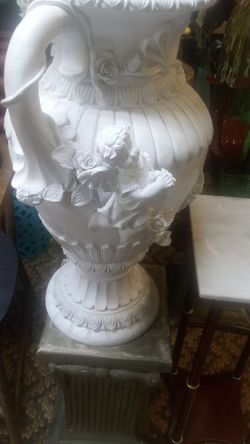 New 3ft urn/vase very detailed very detailed serious inquiry only please
