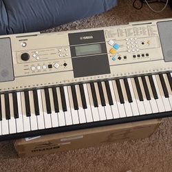 Yamaha YPT-320 Portable Electronic Keyboard