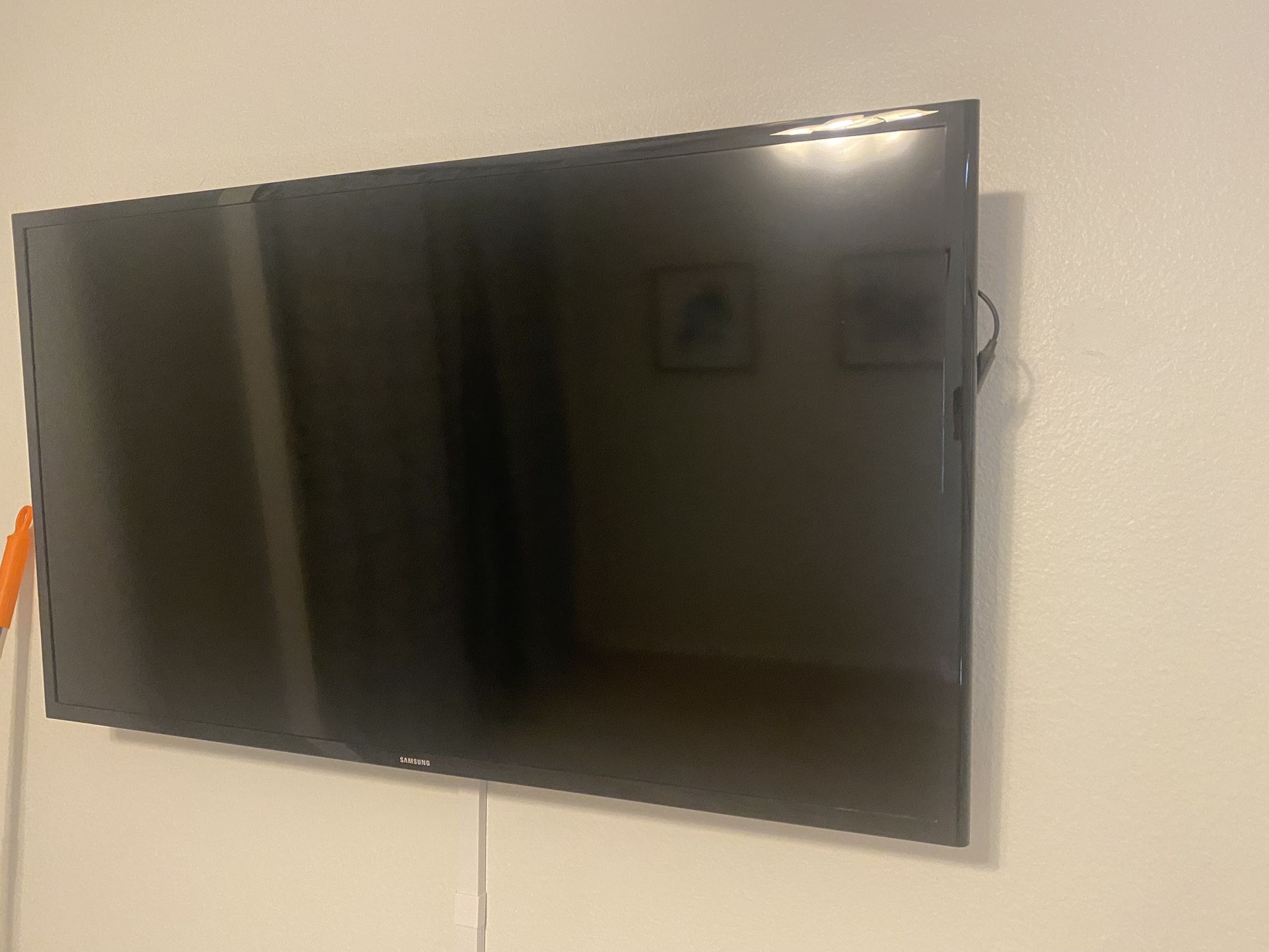 47” Smart Samsung TV With Wall Mount