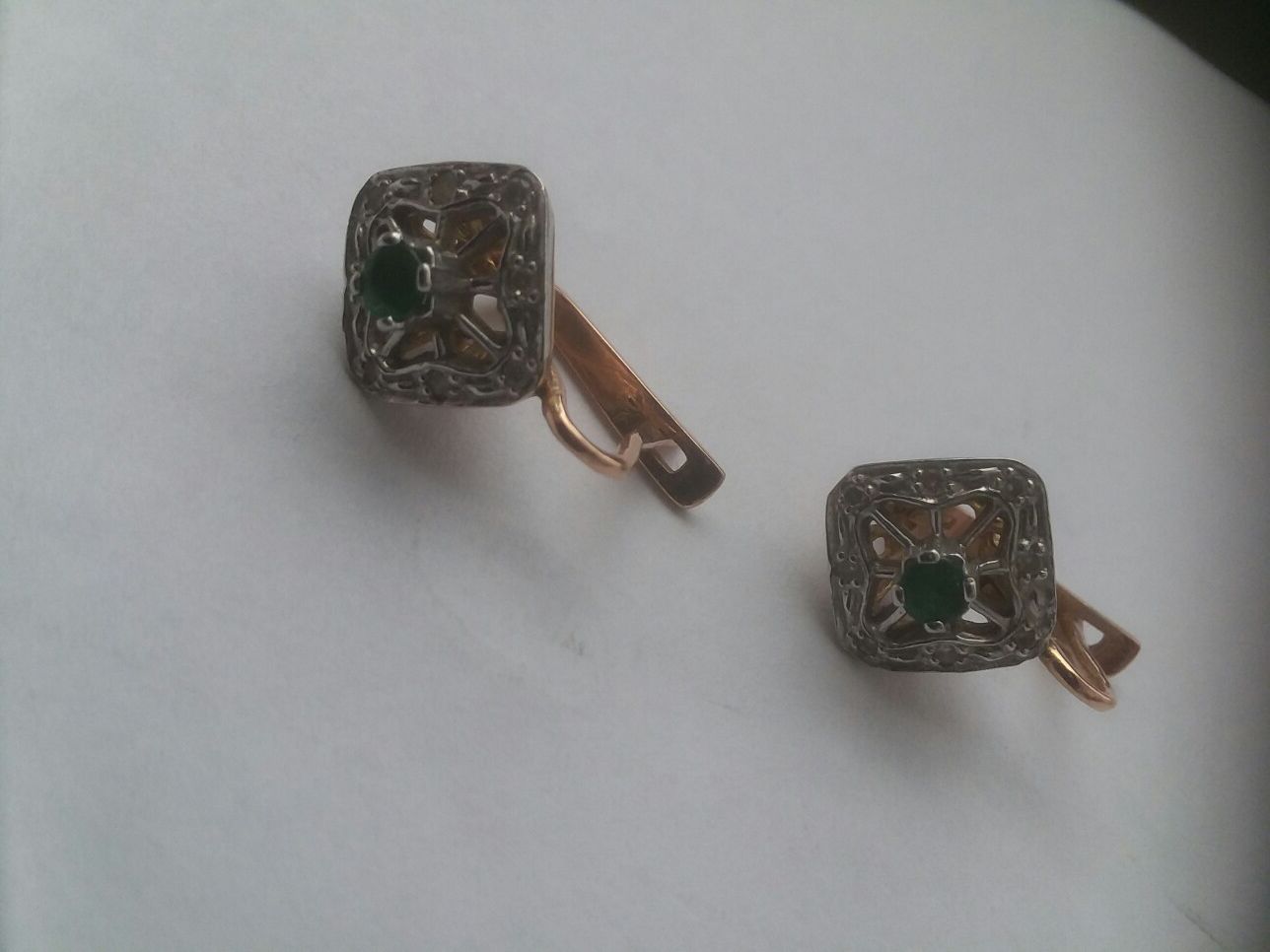 Vintage ladies 14k gold emerald diamonds earrings.