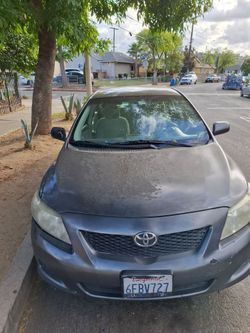 Estoy vendiendo este Toyota corolla LE 2009  tiene problemas de motor el carro todabia enciende y corre  tiene 218,523 millas