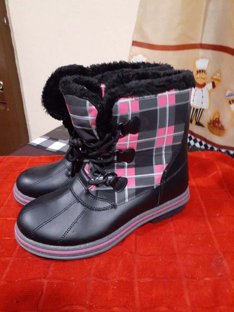 New Womans Snow / Winter Boots