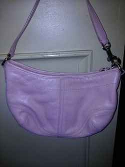 Pink leather small coach purse. L043-4283