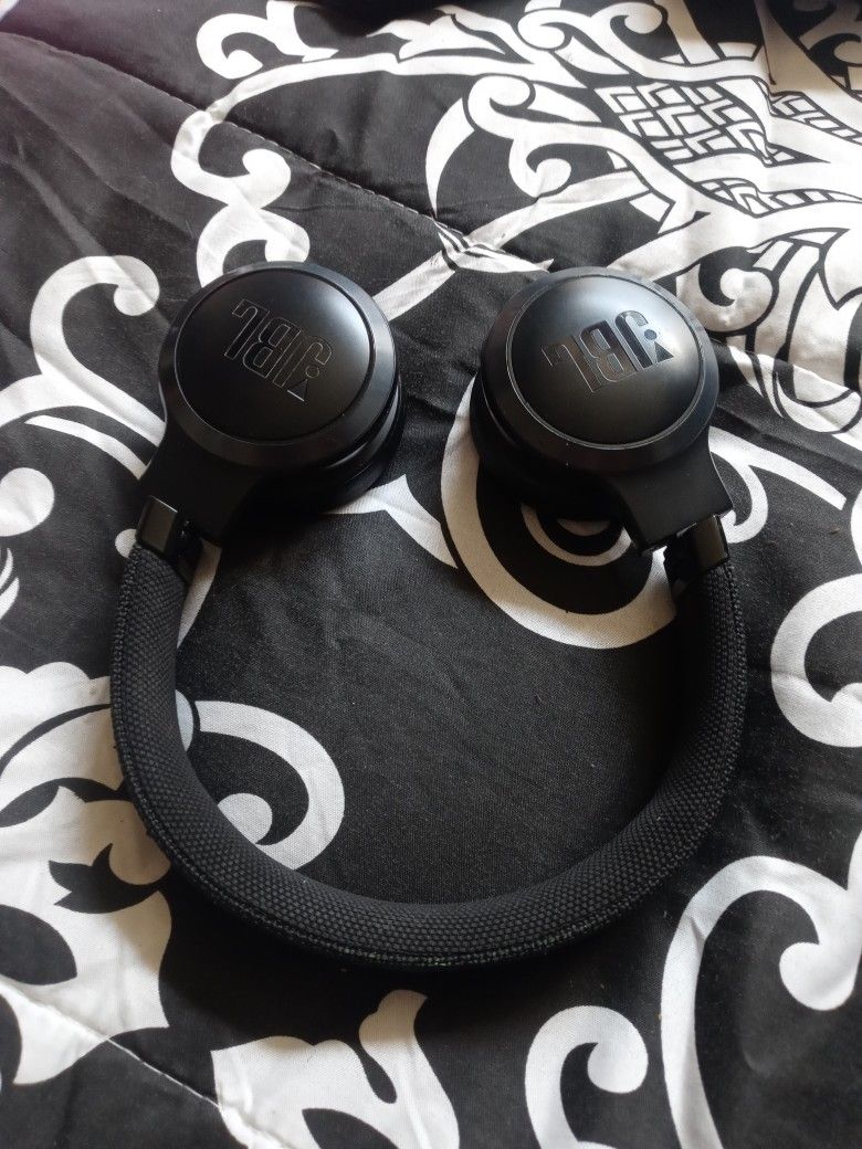 JBL Live 400BT Bluetooth headphones