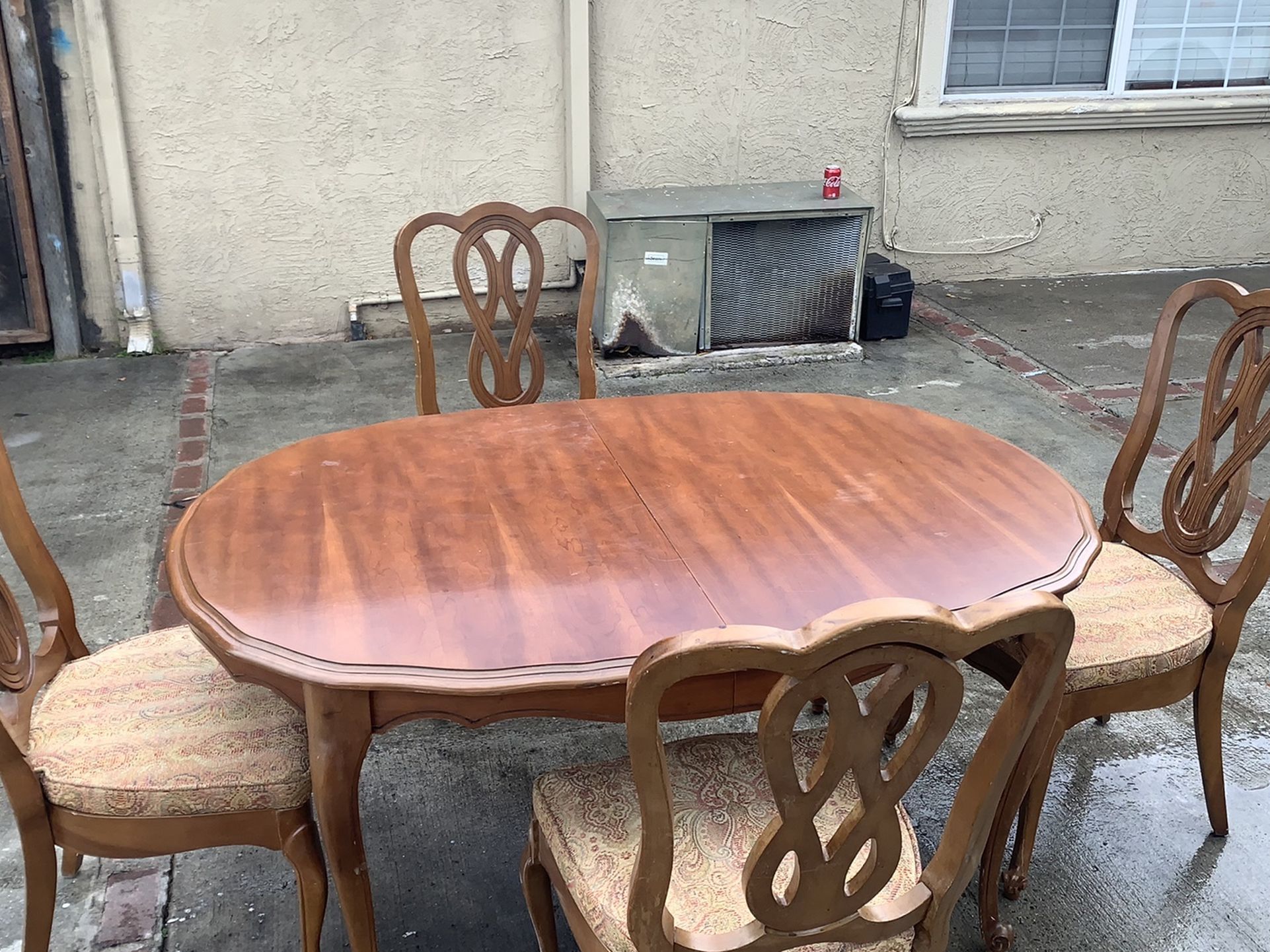 Dining Table And 4 Chairs / Comedor Con 4 Sillas