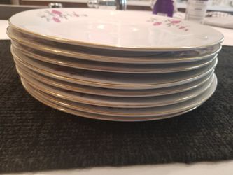 8 Dinner Plates and 8 Saucer Plates W/ Flower Design
