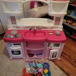 38x33x10 Step 2 Kitchen Playset With Some Accessories 