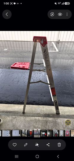 This is a safety label from a Louisville 4-foot aluminum step ladder, specifically model W-2317-04S.