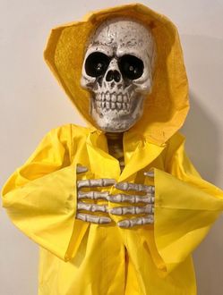 Yellow Hooded Figure for Party Entrance Display Use