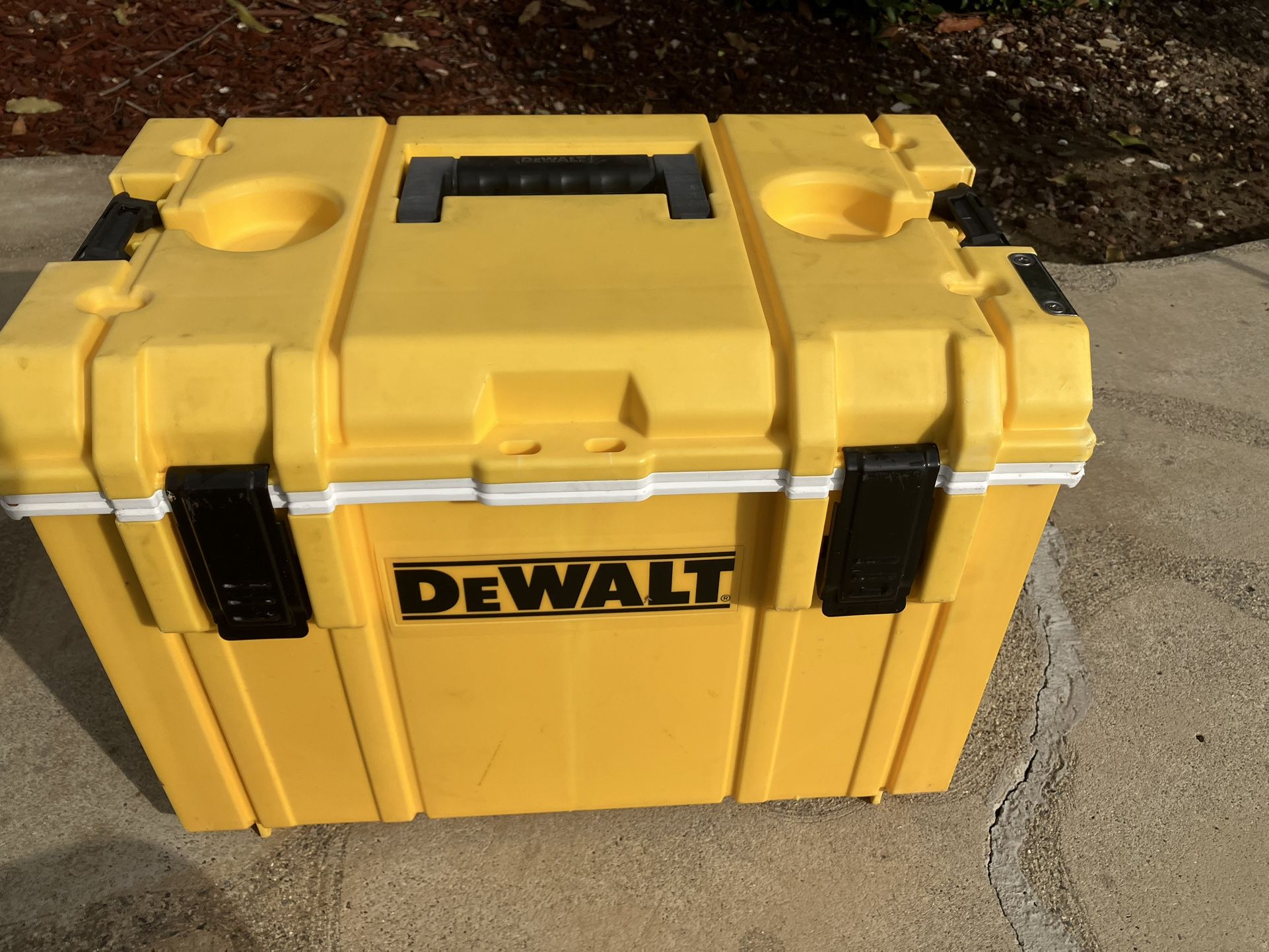 DeWalt Heavy-Duty Cooler (Yellow)