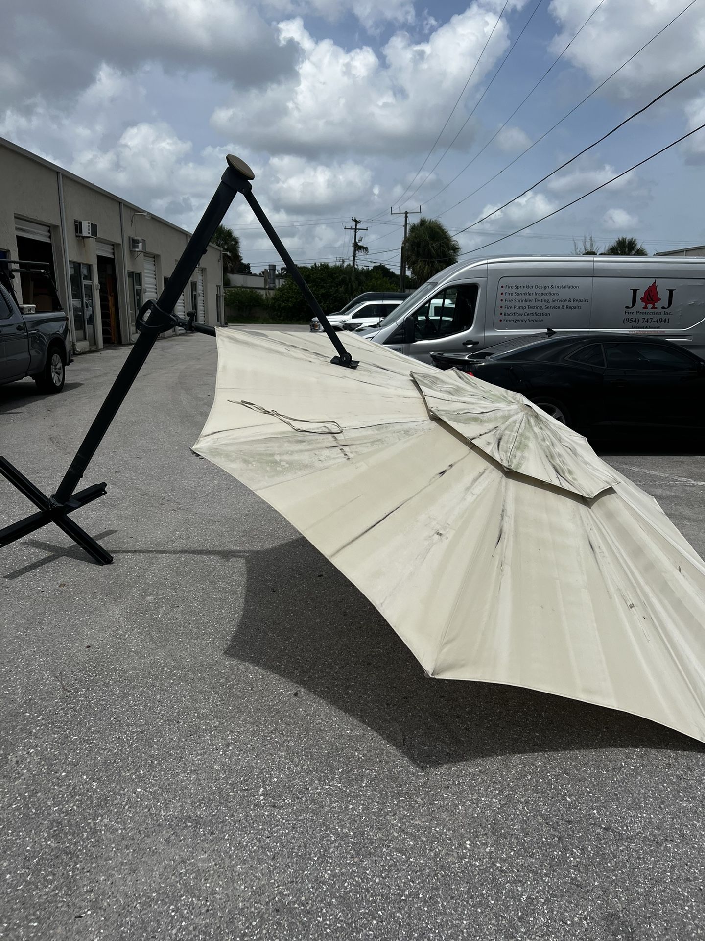  JEAREY 11-ft Aluminum Beige Crank Cantilever Patio Umbrella with Solar Lights! Missing Weighted Base 100in tall. Shade diameter 122in