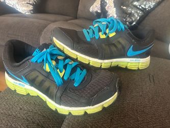 Women’s 9.5 Nike shoes great condition! $15