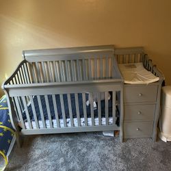 Baby/toddler Crib w Changing Table