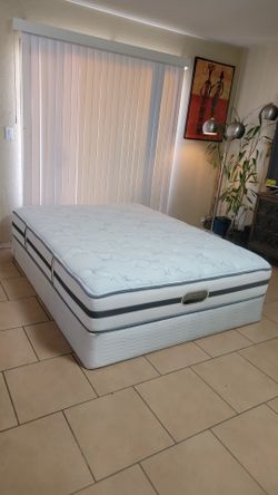 QUEEN SIZE BEAUTYREST MATTRESS AND BOXSPRINGS FOR SALE! IN GREAT CONDITION, FREE DELIVERY