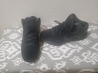 Like new Nikes Size 9 and a 1/2 men's near perfect Condition