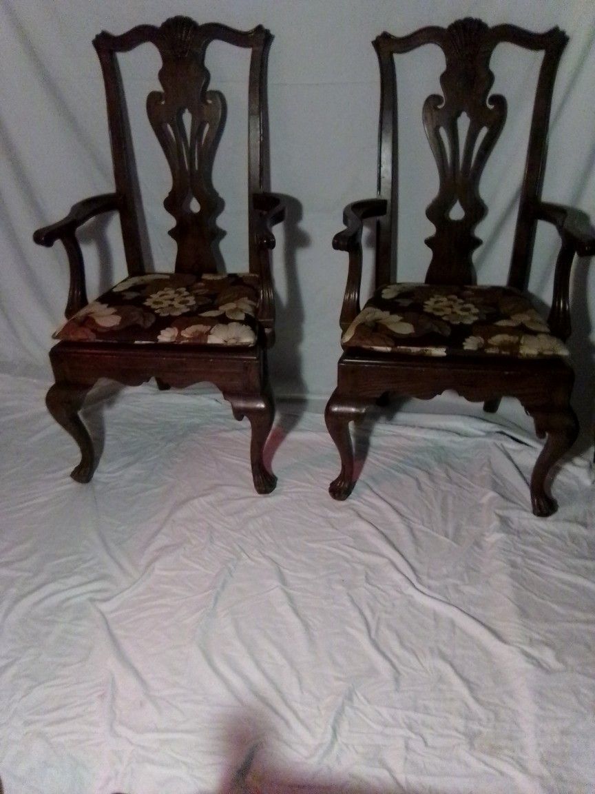 Set Of 4 Henreson Oak Queen Anne Style Captains Chairs.