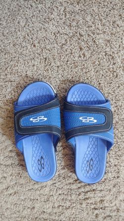 Boombah Youth After Game Slip On Shoes. Size 3