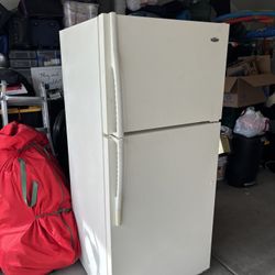 FREE Amana Refrigerator DOES NOT WORK. Nice And Clean Though