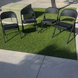 Set of 4 Black Folding Chairs – Clean & Sturdy