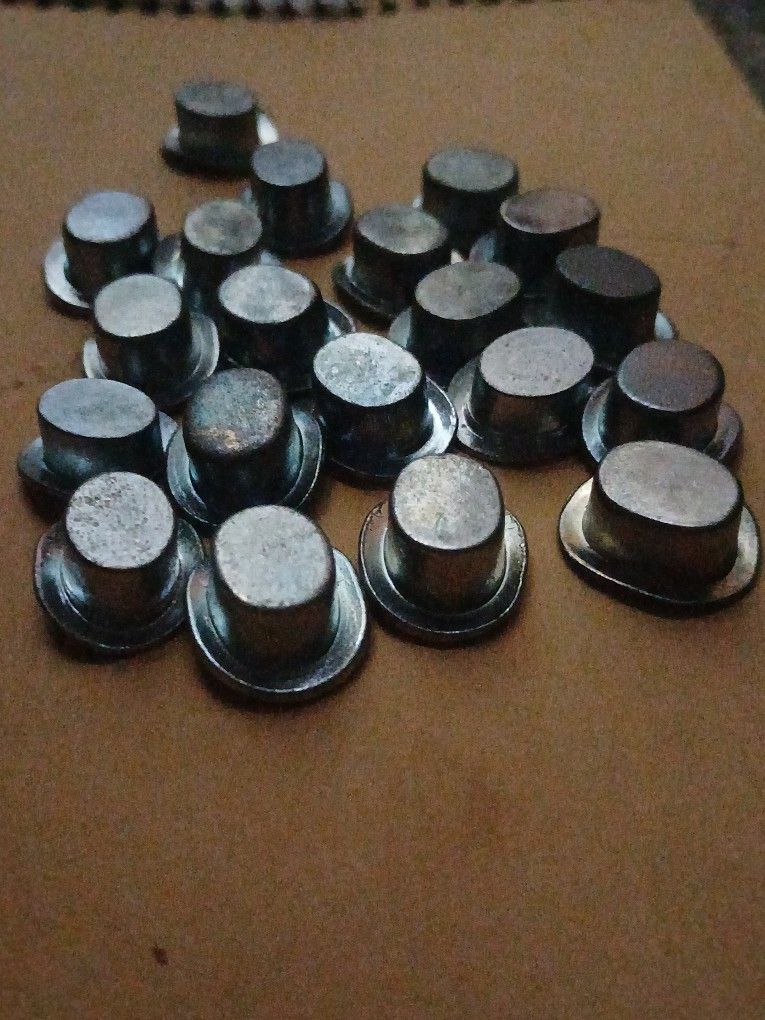 19 Monopoly Top Hats