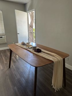 Dining table with removable legs