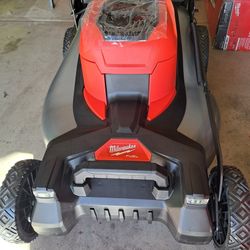 Milwaukee

M18 FUEL Brushless Cordless 21 in. Walk Behind Dual Battery Self-Propelled Mower (Tool-Only)